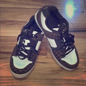 women’s size 9.5 authentic DG tennis shoes